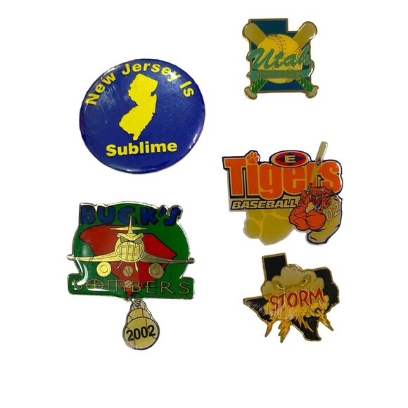 MIXED Vintage LOT 21 Pcs Various Enamel Pins Keychain Collection Sports - Picture 3 of 9